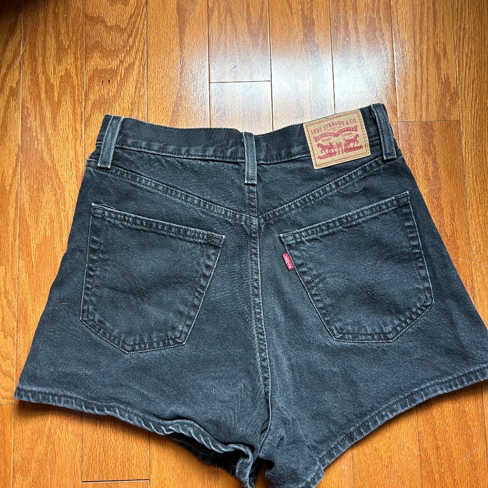 Levi’s black high waisted mom shorts size 27